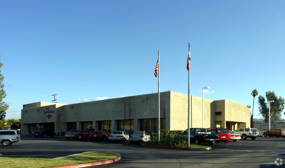 1687 E Florida Ave, Hemet, CA à vendre - Photo du bâtiment - Image 2 de 10