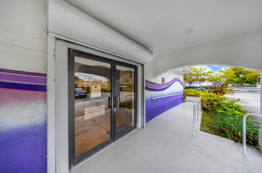 99 W 49th St, Hialeah, FL à louer - Photo du bâtiment - Image 2 de 19