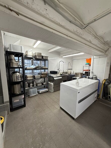 Retail in Paris for lease - Building Photo - Image 3 of 5