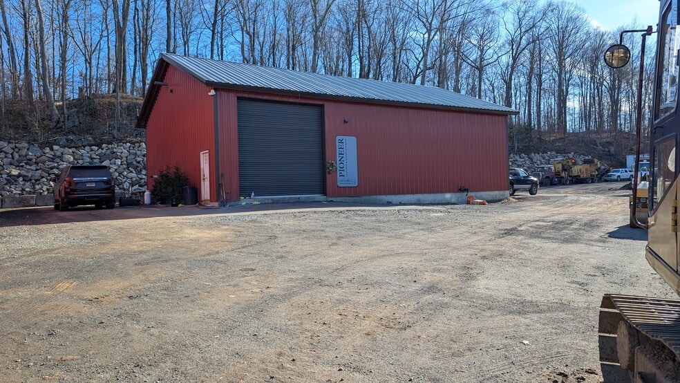 90 Ciro Rd, North Branford, CT à louer - Photo du bâtiment - Image 2 de 7
