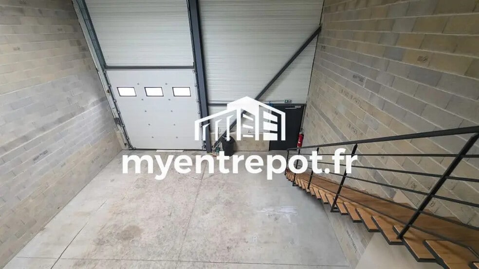 Flex in Aubagne for lease - Interior Photo - Image 2 of 7