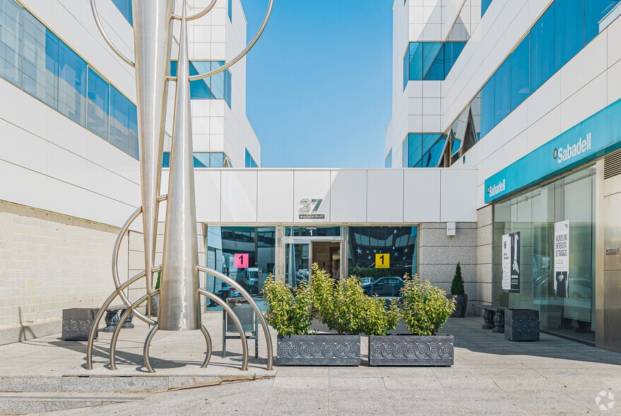 Office in Móstoles, Madrid for lease - Building Photo - Image 2 of 9