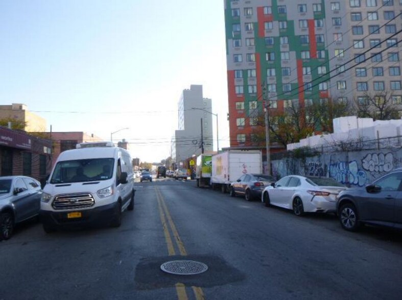 8-07-8-09 38th Ave, Long Island City, NY à vendre - Photo du voisinage - Image 2 de 7