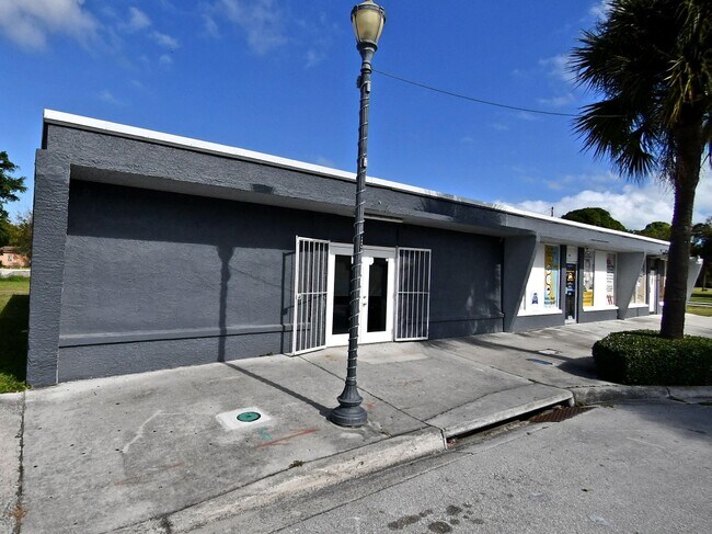 Plus de détails pour 910 Avenue D, Fort Pierce, FL - Bureau/Commerce de détail à louer