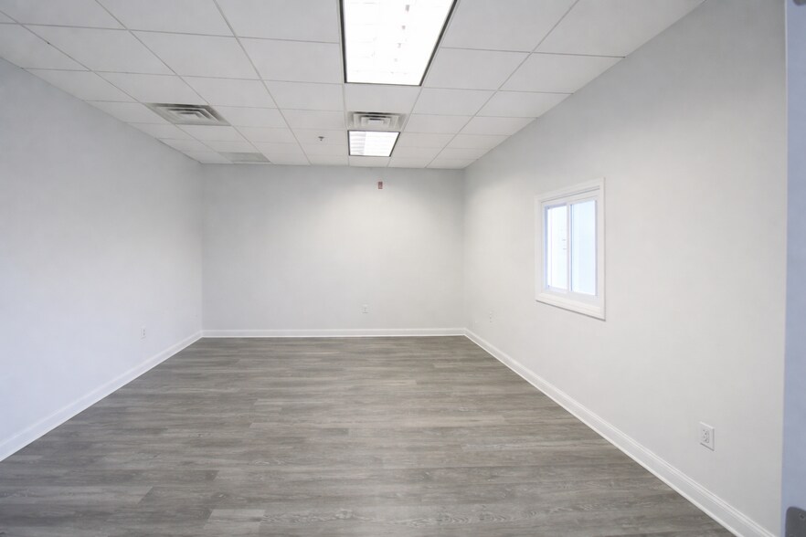 300 Penhorn Ave, Secaucus, NJ à louer - Photo du bâtiment - Image 3 de 20