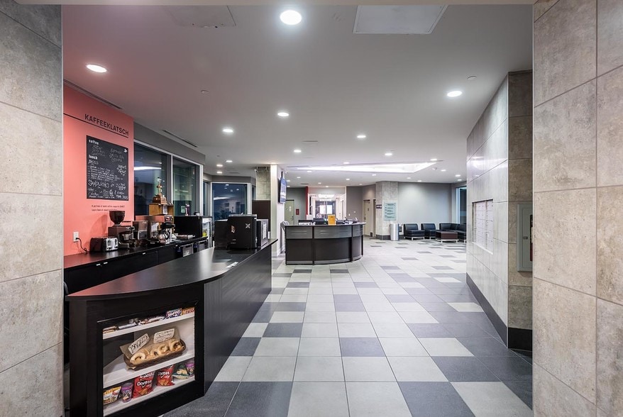 1000-2000 Veteran's Pl NW, Calgary, AB à louer - Photo intérieure - Image 3 de 8