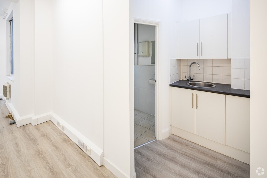 19 Margaret St, London for lease - Interior Photo - Image 2 of 9