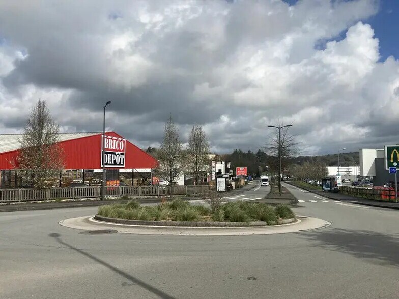 Retail in Quimper for lease - Building Photo - Image 1 of 6