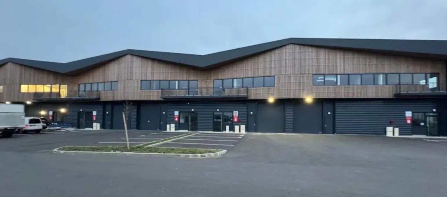 Local d'activités dans Moissy-Cramayel à vendre Photo du bâtiment- Image 1 de 6