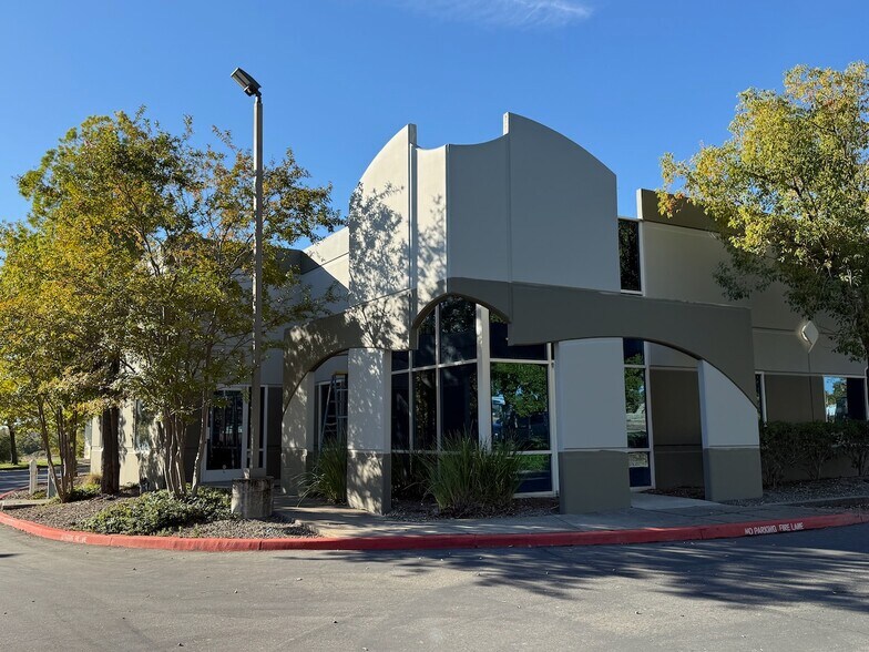 1140 Suncast Ln, El Dorado Hills, CA à vendre - Photo du bâtiment - Image 2 de 13