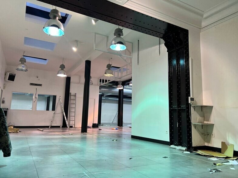 Retail in Paris for sale - Interior Photo - Image 2 of 10