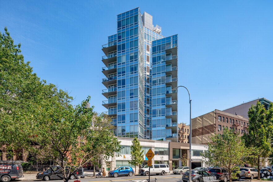 525 Clinton Ave, Brooklyn, NY à louer - Photo du bâtiment - Image 1 de 4
