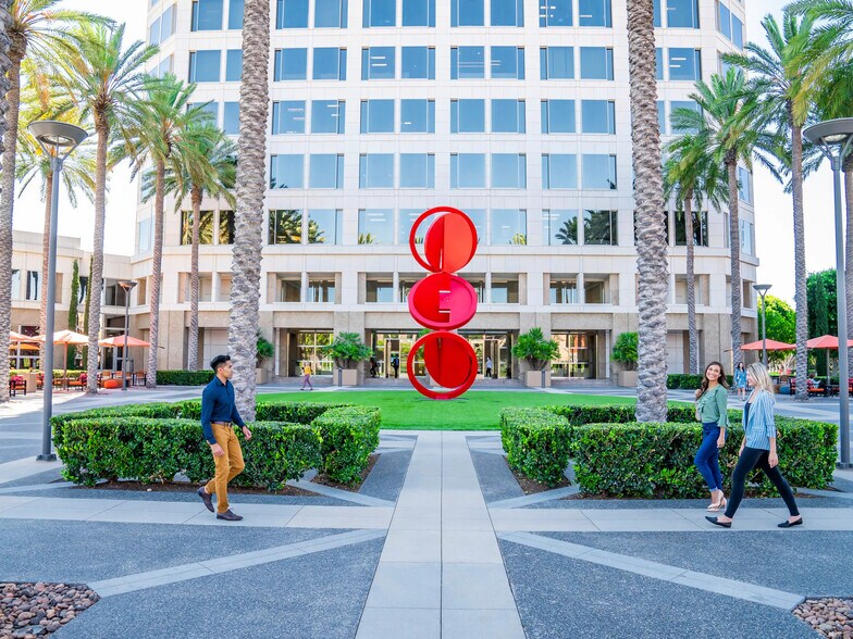 100 Spectrum Center Dr, Irvine, CA à louer - Photo du bâtiment - Image 1 de 1