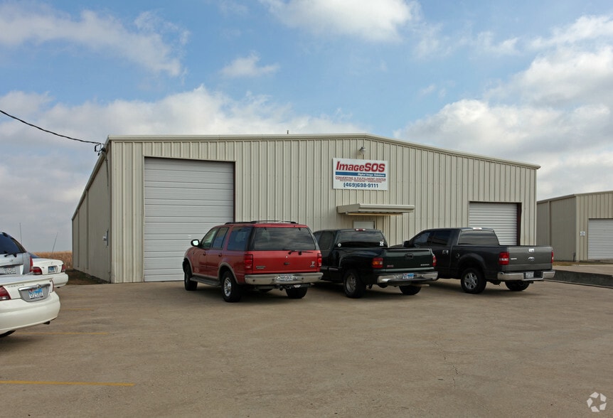 200 Industrial Dr, Forney, TX for lease - Primary Photo - Image 1 of 3