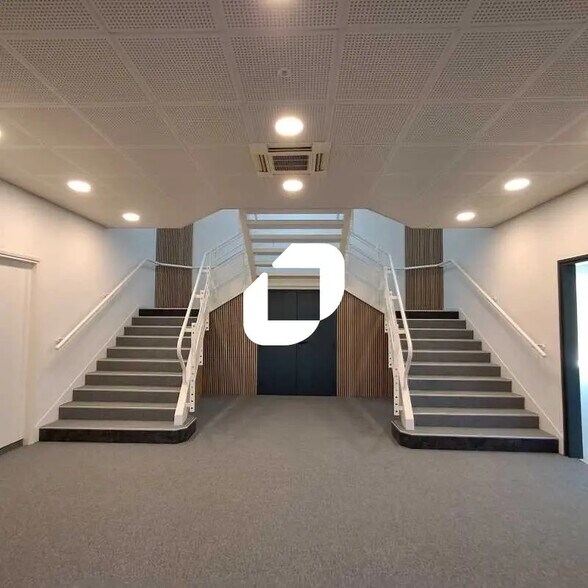 Office in Guyancourt for lease - Building Photo - Image 3 of 15