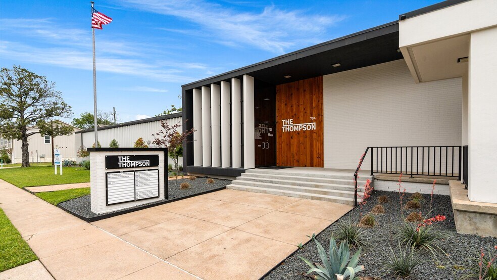 702 N Thompson St, Conroe, TX à louer - Photo du bâtiment - Image 1 de 26