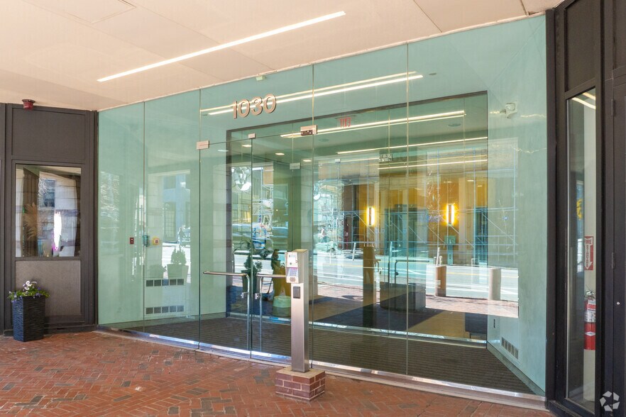 1030 Massachusetts Ave, Cambridge, MA à louer - Photo du bâtiment - Image 3 de 6