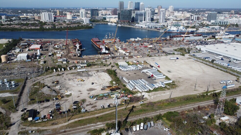 1650 Hemlock St, Tampa, FL à louer - Photo du bâtiment - Image 2 de 4