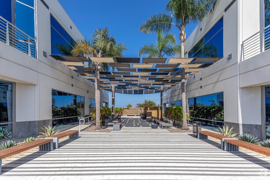 6183 Paseo del Norte, Carlsbad, CA à louer - Photo du bâtiment - Image 3 de 15