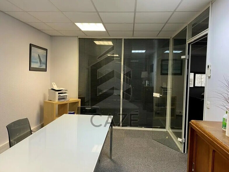 Office in Lormont for lease - Interior Photo - Image 3 of 6