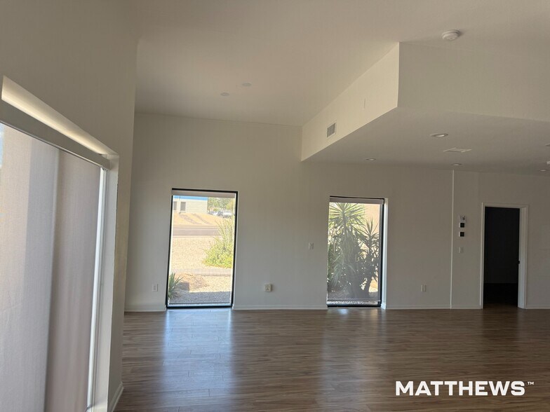 7443 E Butherus Dr, Scottsdale, AZ à louer - Photo du bâtiment - Image 3 de 6