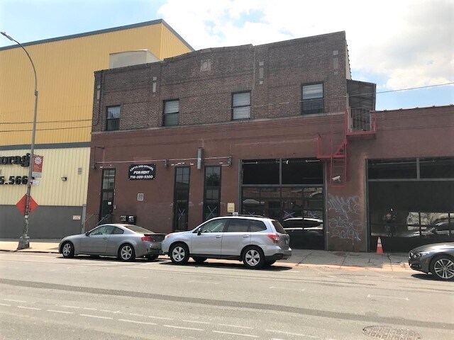 900-910 Grand St, Brooklyn, NY à louer - Photo du bâtiment - Image 3 de 21