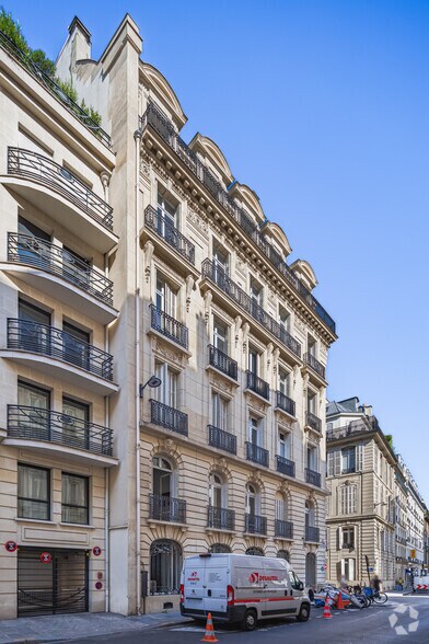 1-3 Rue De Penthièvre, Paris à louer - Photo du bâtiment - Image 3 de 9