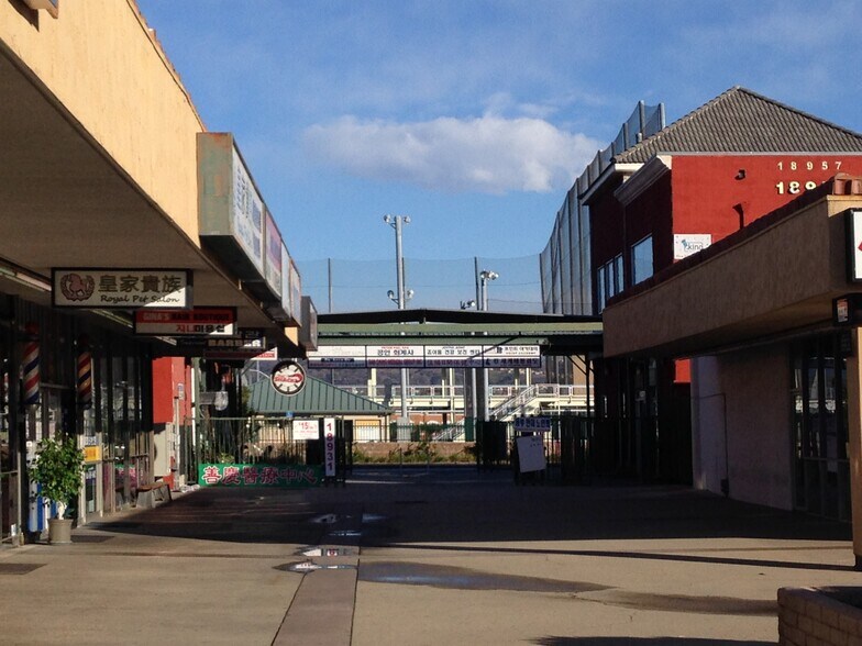 18901-19001 Colima Rd, La Puente, CA à louer - Photo du bâtiment - Image 2 de 10
