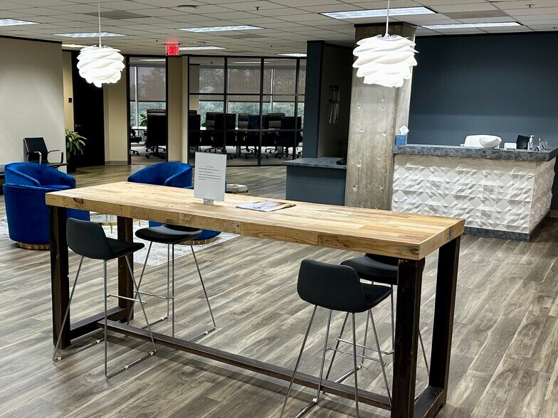 9101 Lyndon B Johnson Fwy, Dallas, TX à louer - Photo intérieure - Image 2 de 18