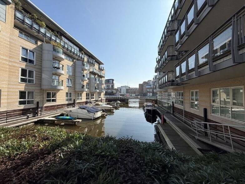 17 Marina Pl, Kingston Upon Thames à vendre - Photo du bâtiment - Image 2 de 6