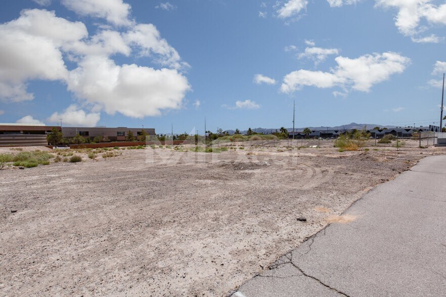 McLeod Dr, Las Vegas, NV à vendre - Photo du bâtiment - Image 3 de 5