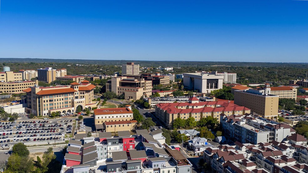 715 W Hopkins St, San Marcos, TX à vendre - Photo du bâtiment - Image 3 de 19