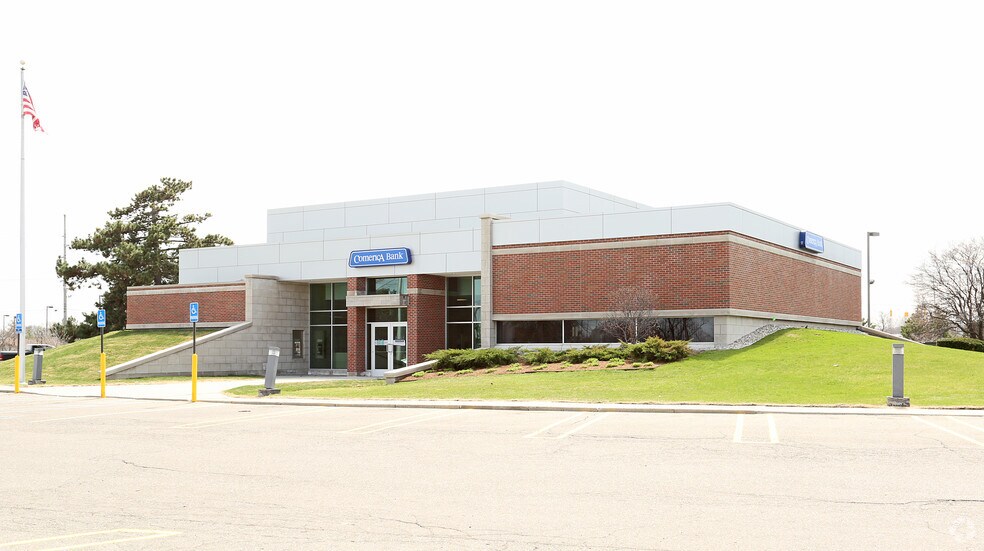 17111 N Laurel Park Dr N, Livonia, MI for sale - Building Photo - Image 2 of 4