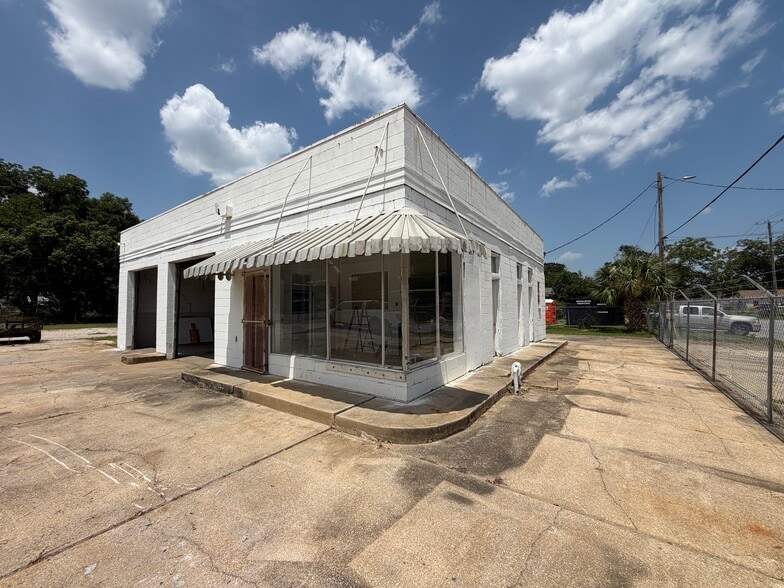 2800 Davis Hwy N, Pensacola, FL for lease - Building Photo - Image 1 of 11