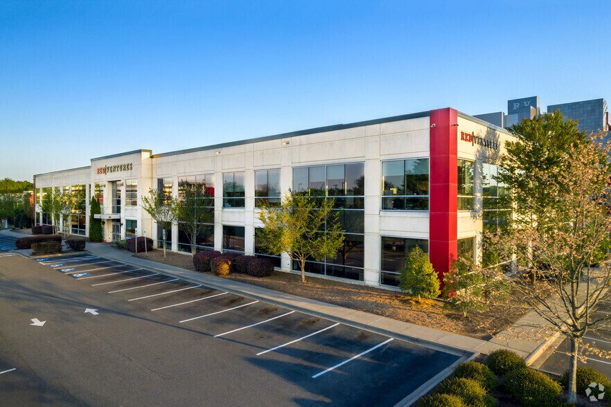 1091 Red Ventures Dr, Fort Mill, SC à louer - Photo du bâtiment - Image 1 de 5