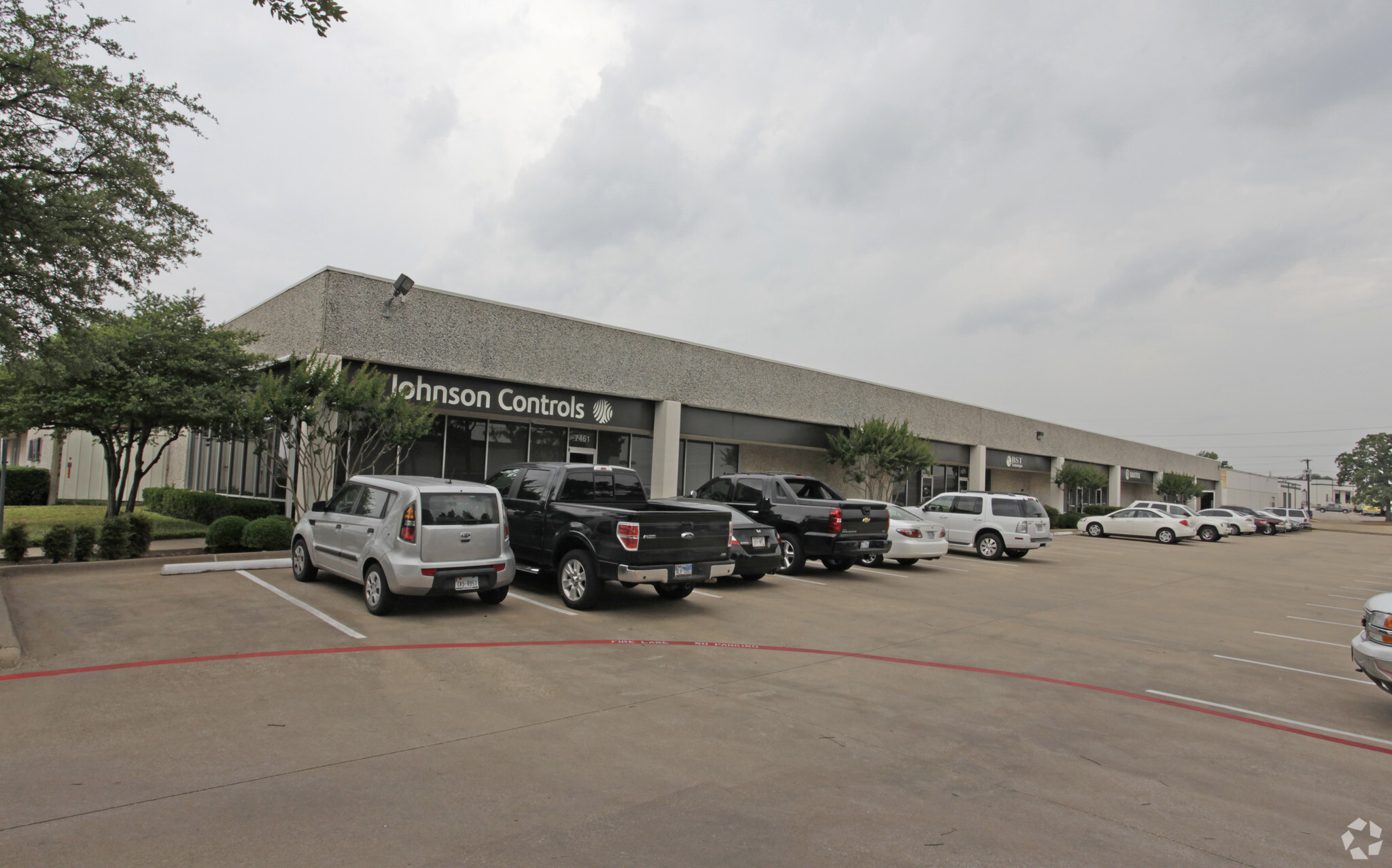 7331-7477 Airport Fwy, Richland Hills, TX for lease Primary Photo- Image 1 of 9