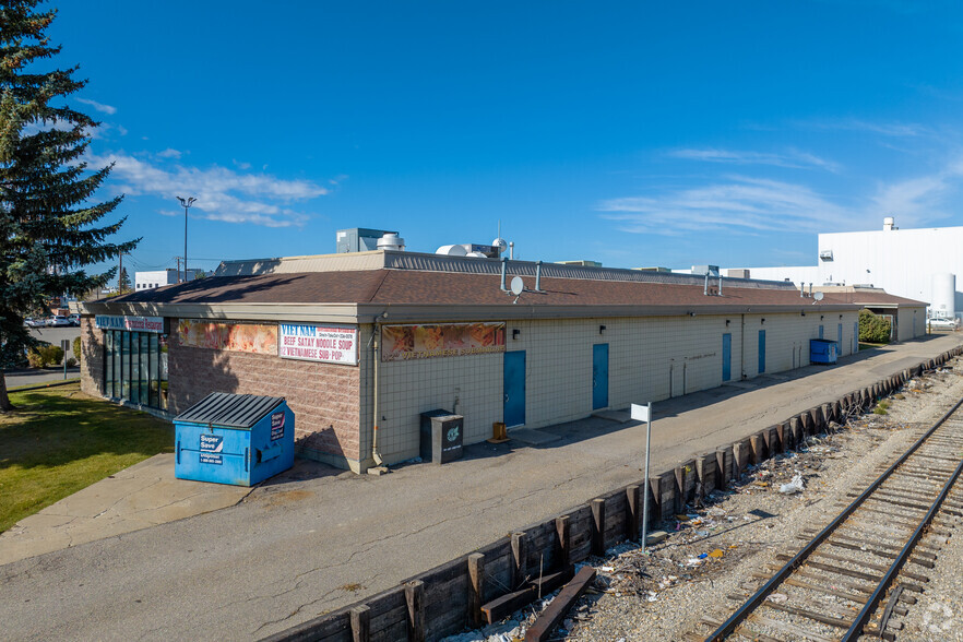 3716 61st Ave SE, Calgary, AB à louer - Photo du bâtiment - Image 3 de 4