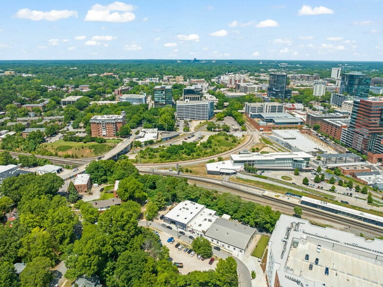 302 Dupont Cir, Raleigh, NC à vendre - Photo du bâtiment - Image 2 de 8