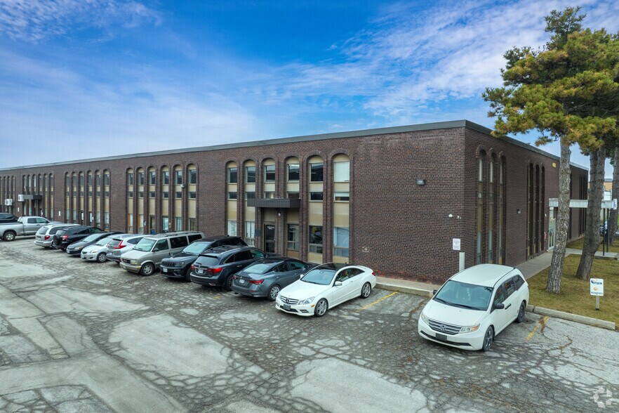 4480 Chesswood Dr, Toronto, ON à louer - Photo du bâtiment - Image 2 de 4