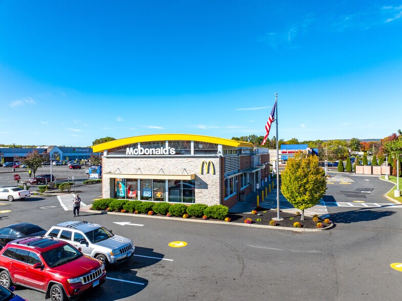 McDonalds, Bloomfield, CT à vendre - Photo du bâtiment - Image 1 de 6