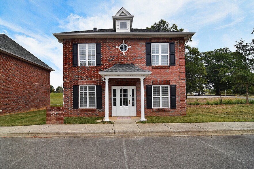 2314 Katie Leigh Ln, Monroe, NC à vendre - Photo principale - Image 1 de 46