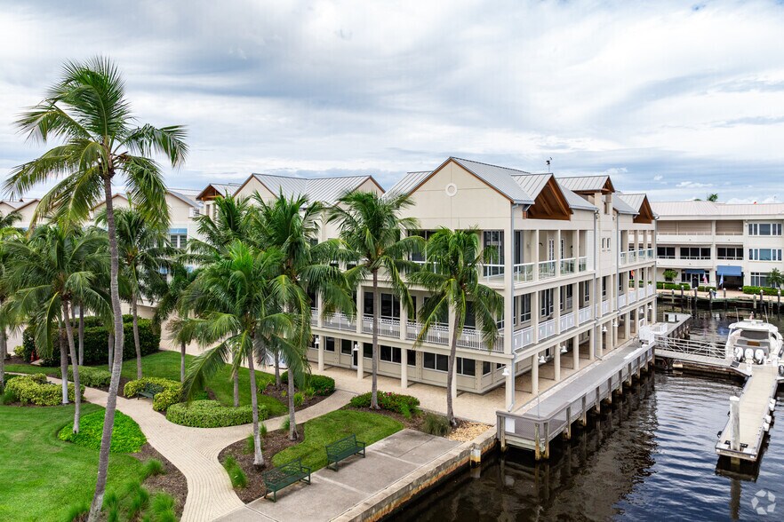 1001 10th Ave S, Naples, FL à louer - Photo du bâtiment - Image 3 de 36