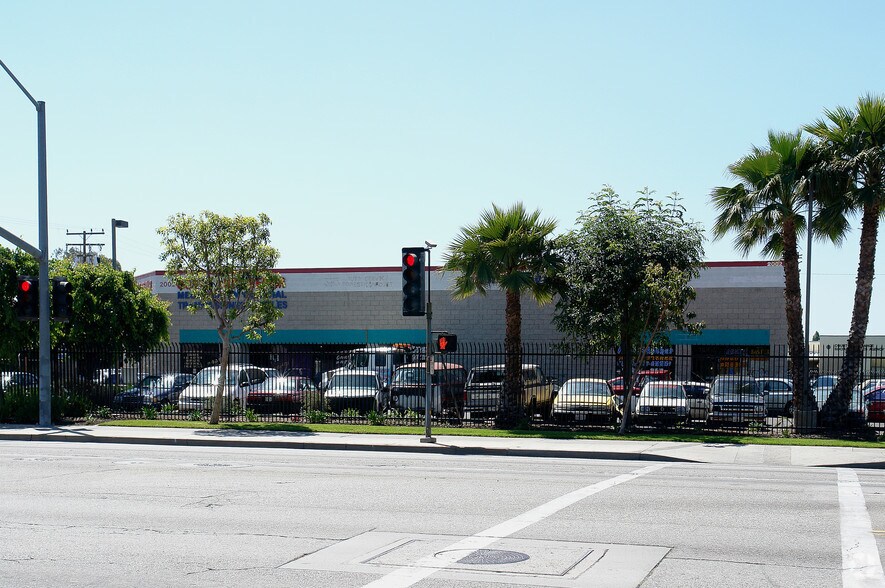 2002 1st St, Santa Ana, CA à vendre - Photo du bâtiment - Image 2 de 3