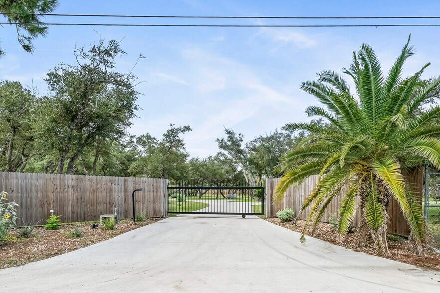 2009 Jocelyn Rd, Aransas Pass, TX for sale - Primary Photo - Image 1 of 9