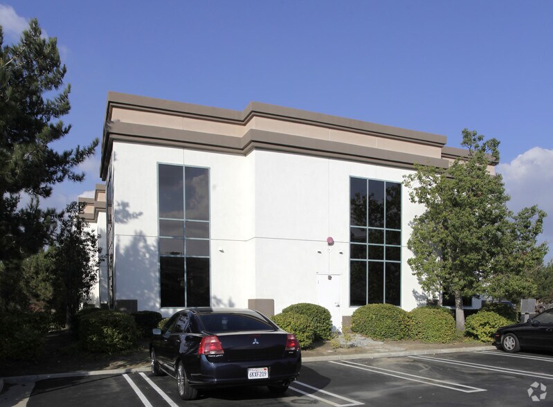 125 Chaparral Ct, Anaheim, CA à louer - Photo du bâtiment - Image 2 de 3