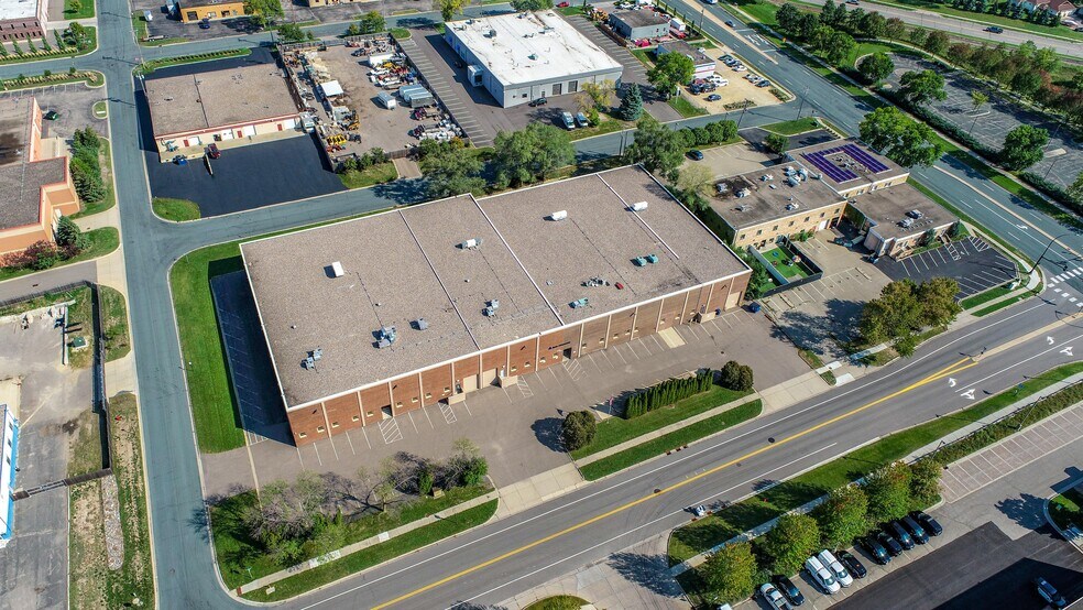 9715 S James Ave, Bloomington, MN à vendre - Photo du bâtiment - Image 2 de 8