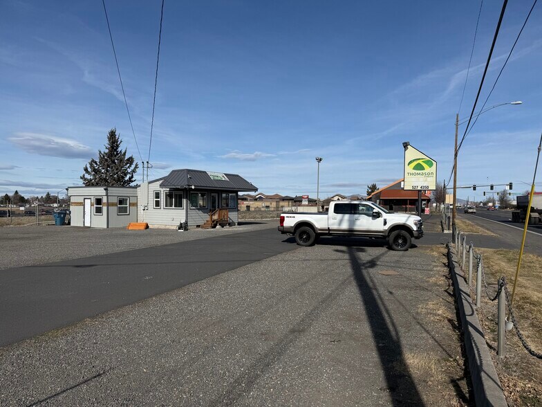 1465 S Highway 97, Redmond, OR à louer - Photo du bâtiment - Image 3 de 9