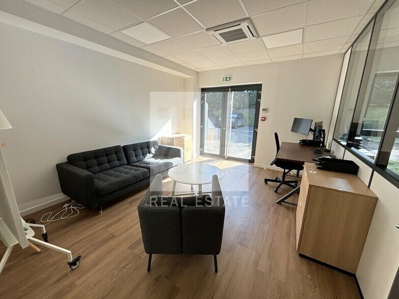Office in Rillieux-la-Pape for lease - Interior Photo - Image 2 of 11