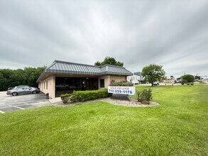 2010 Broadway St, Pearland, TX for lease Building Photo- Image 1 of 6