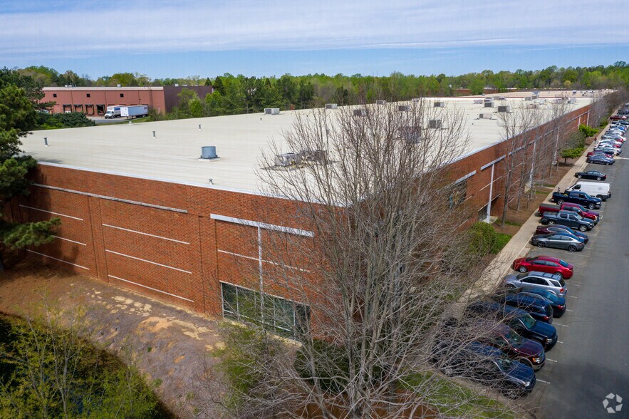6945 Northpark Blvd, Charlotte, NC à louer - Photo du bâtiment - Image 2 de 3